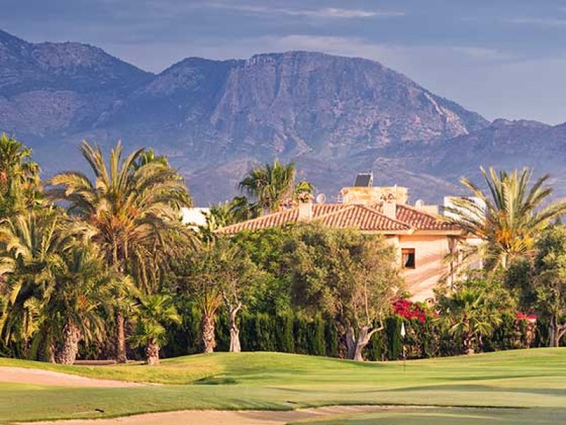 Si estas pensando en hacer una escapadas, unas vacaciones o viaje para jugar al golf, Visita viajealgolf.com ahora