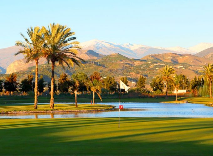 Si estas pensando en hacer una escapadas, unas vacaciones o viaje para jugar al golf, Visita viajealgolf.com ahora