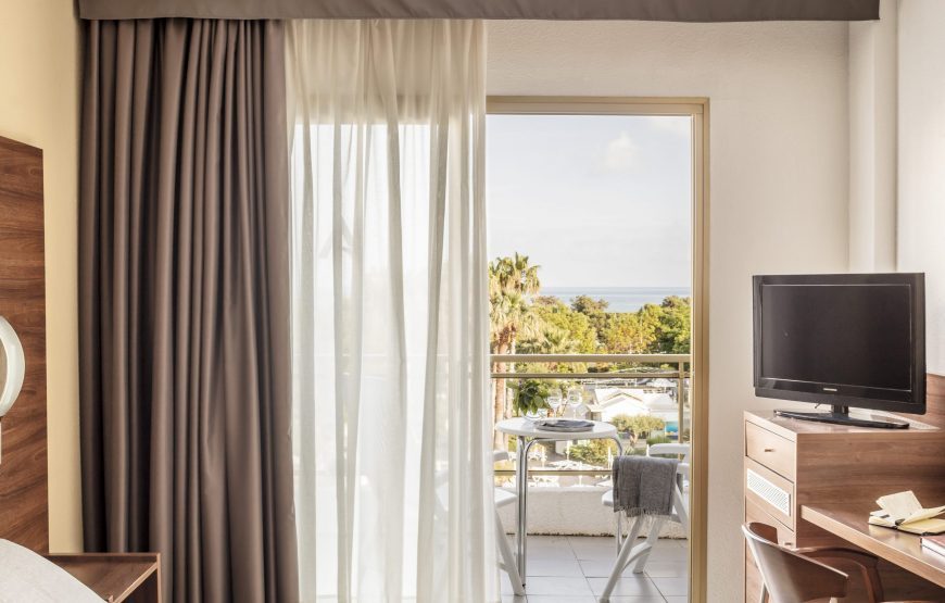 Hotel Aquamarina & Spa + Golf(Green Fee La Roca + GF Sant Vicenc de Montalt Golf) + Excursión Barcelona