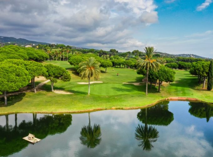 Si estas pensando en hacer una escapadas, unas vacaciones o viaje para jugar al golf, Visita viajealgolf.com ahora