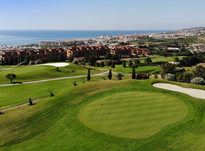Si estas pensando en hacer una escapadas, unas vacaciones o viaje para jugar al golf, Visita viajealgolf.com ahora