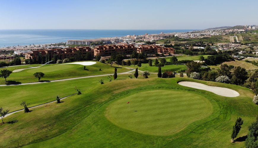 apartamentos con golf en la Costa del Sol