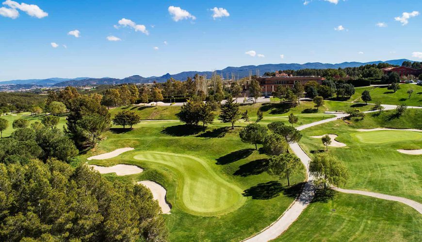 Si estas pensando en hacer una escapadas, unas vacaciones o viaje para jugar al golf, Visita viajealgolf.com ahora