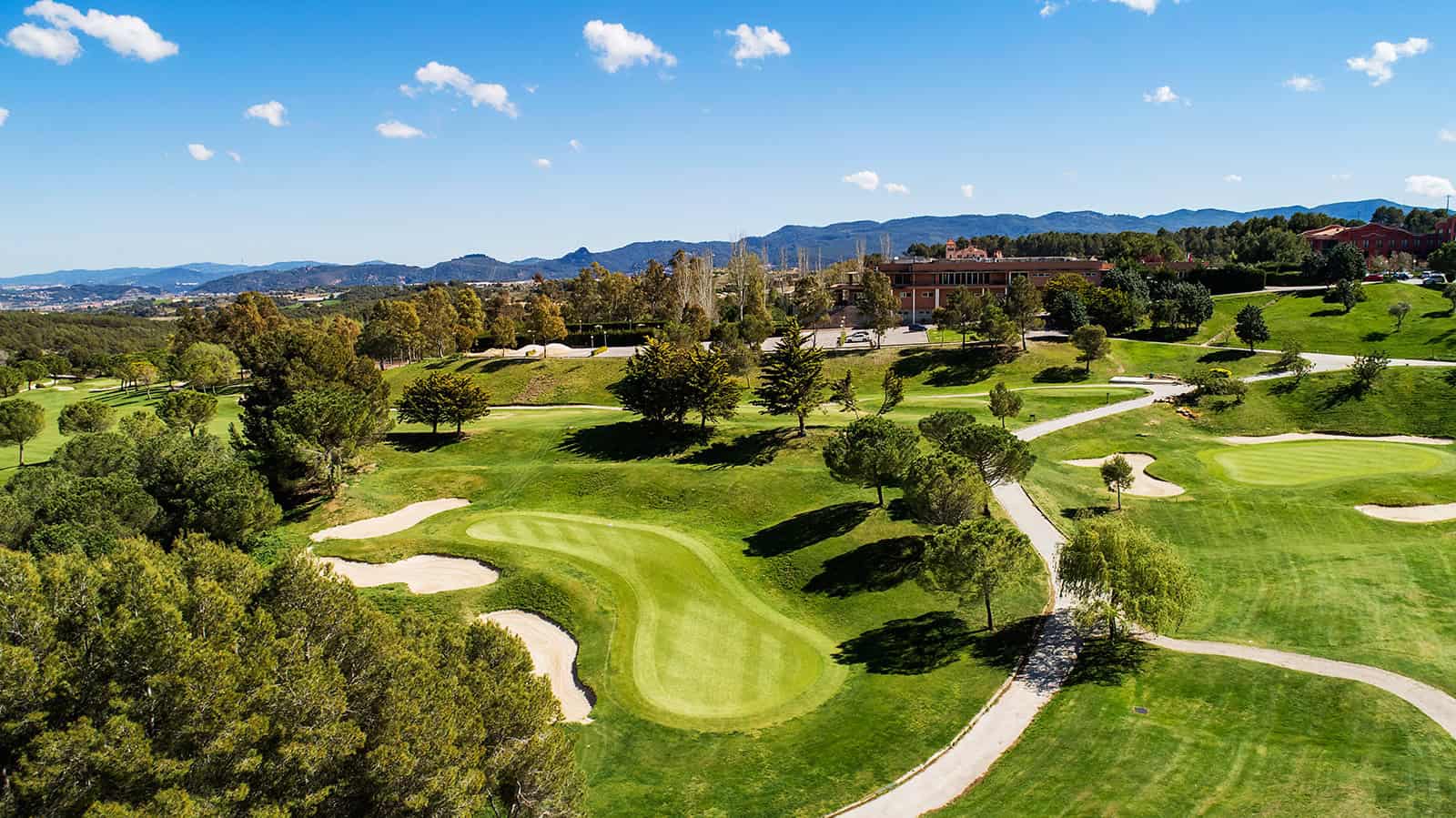 Si estas pensando en hacer una escapadas, unas vacaciones o viaje para jugar al golf, Visita viajealgolf.com ahora