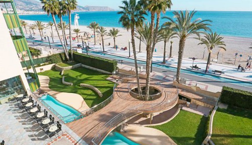 Campo de golf en la costa de Barcelona cerca del Hotel Kaktus Playa