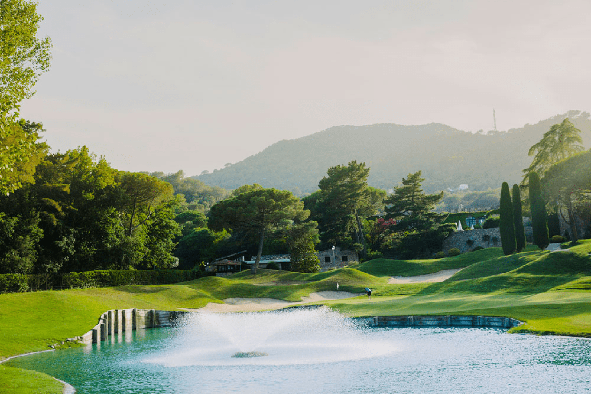 Si estas pensando en hacer una escapadas, unas vacaciones o viaje para jugar al golf, Visita viajealgolf.com ahora