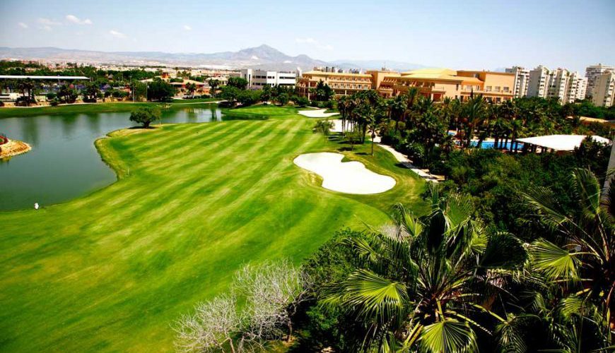 Si estas pensando en hacer una escapadas, unas vacaciones o viaje para jugar al golf, Visita viajealgolf.com ahora